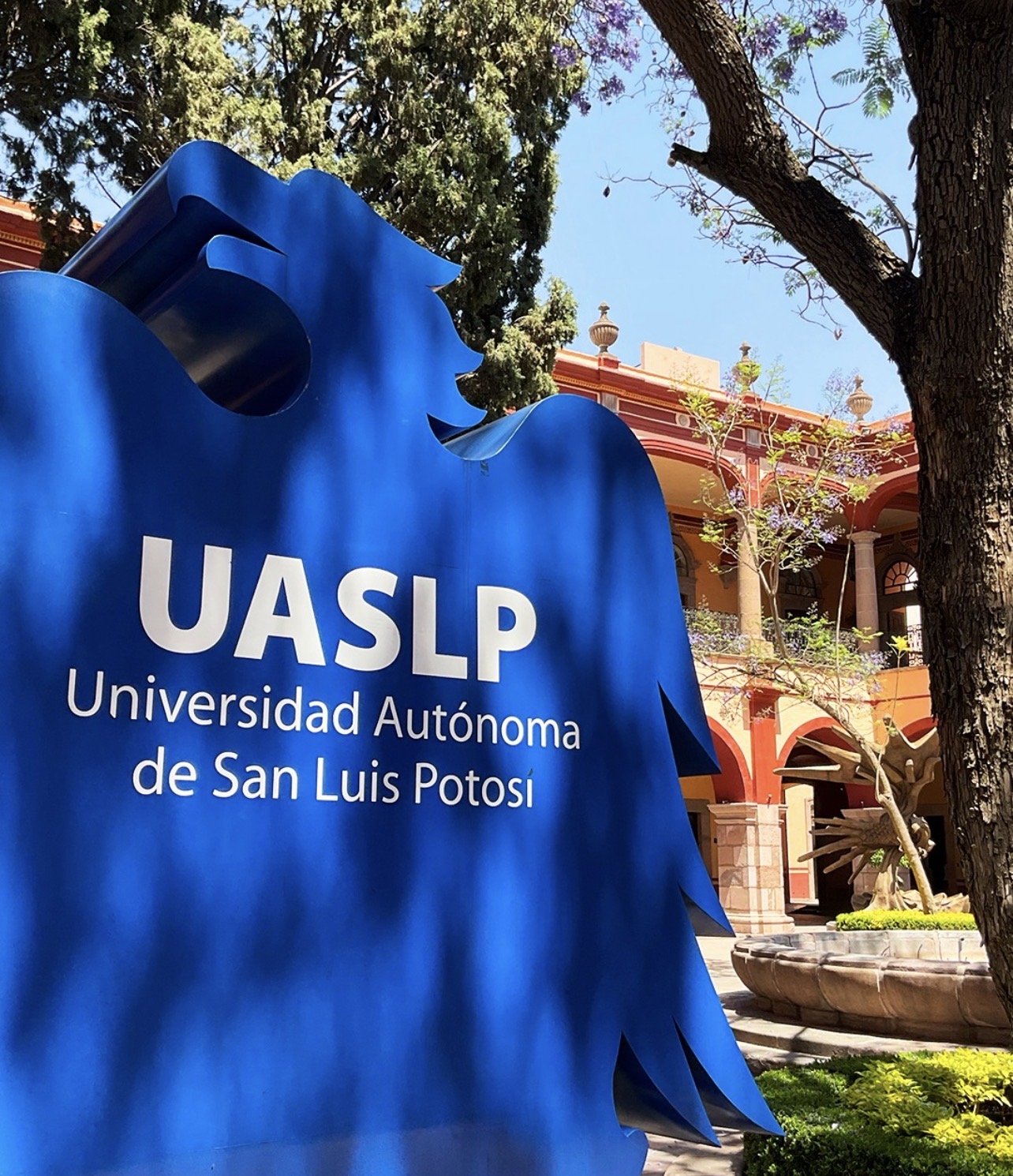 Escultura con el logotipo de la UASLP en un patio de la Universidad Autónoma de San Luis Potosí.